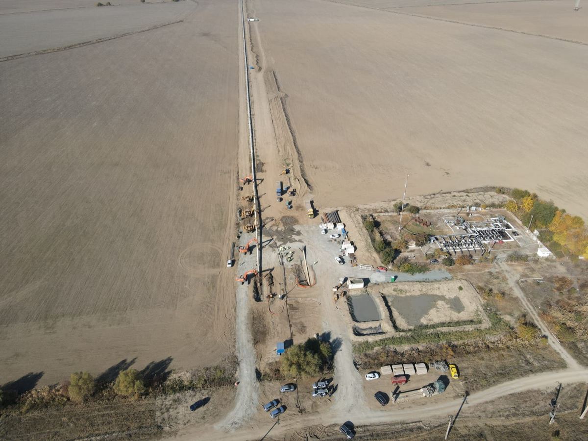 Stație de robinete și coloana de conductă, văzute din dronă